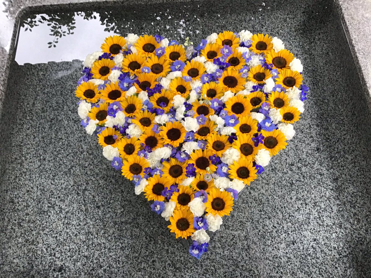 fusebenten's tweet photo. 7月の花手水はこちらです！夏らしくひまわりがたくさん散りばめられたハートになりました🌻 ポイントで入っている2種類の小さいお花も可愛いので、ご来山の際はぜひじっくりご覧になってください😊コロナの再拡大も心配ですが、熱中症等にもならないよう皆様ご自愛ください☀️
#布施弁天 #柏市 #花手水 https://t.co/toyluo2FWU