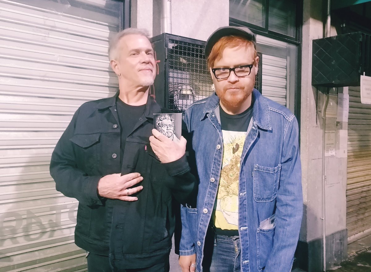 mauricioriveros's tweet photo. Noche de amigos hoy en Ciudad de México; Aquí con mi querido Alan Boguslavsky, uno de los primeros que hice aquí y con quien llevamos una larga complicidad musical. Lo mini pinté en óleo y ya lo tiene consigo. 
#AlanBoguslavsky
#MauricioRiveros
#AztecaDeOro
#HereosDelSilencio https://t.co/OPjzO4ICBo