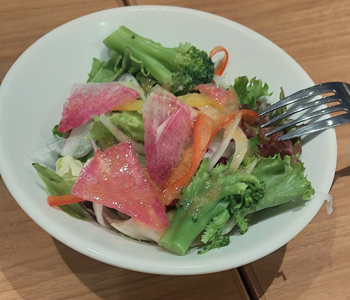 今日の昼食は でトマトとニンニクのスパのセットにデザート付けました。癖になるこの味！たまりません🤩定期的に食べたくなるのは何でだろうか？最後のデザートまで食べて、大満足でしたー✌ご馳走さまでした😋🍴🙏🏻