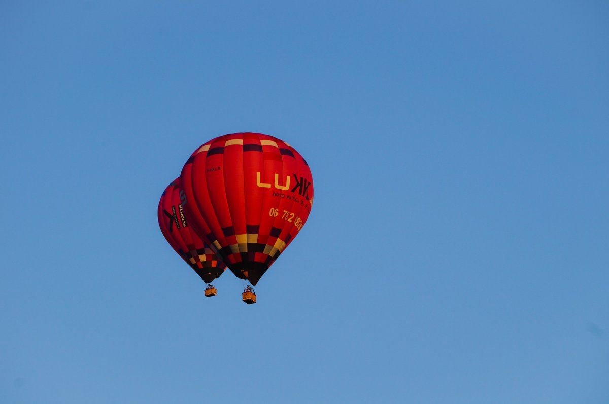 _SPech1_'s tweet photo. 2/2 Le moment où les 2 ballons se sont croisés en altitude dans le ciel d'Albi. Les 2 montaient initialement, l'un a donc donné l'impression de commencer à chuter, avant d'être rejoint par le 2ème quelques minutes plus tard.
C'était ce 14 juillet 2022 vers 6h50. https://t.co/cOxbJALu7T