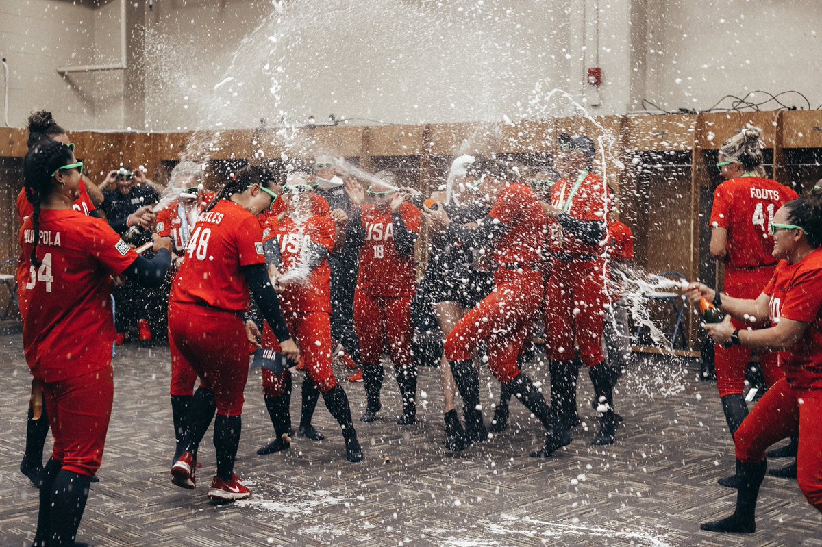 USASoftballWNT's tweet photo. 𝗔 𝗽𝗿𝗼𝗽𝗲𝗿 𝗰𝗲𝗹𝗲𝗯𝗿𝗮𝘁𝗶𝗼𝗻 💃 https://t.co/NP67rSMFk8