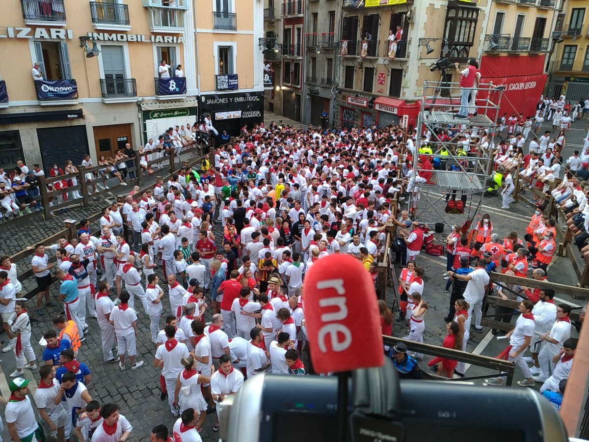 JavierIzu's tweet image. Esto se acaba. Octavo y último encierro #SF2022 con Miura y sus cornamentas infinitas. Ojalá abrochen con nobleza. La última previa desde las 7:45 en la web y apps de @rne y @rtveplay así como circuito territorial @RTVENavarra Vamoooos que nos vamos