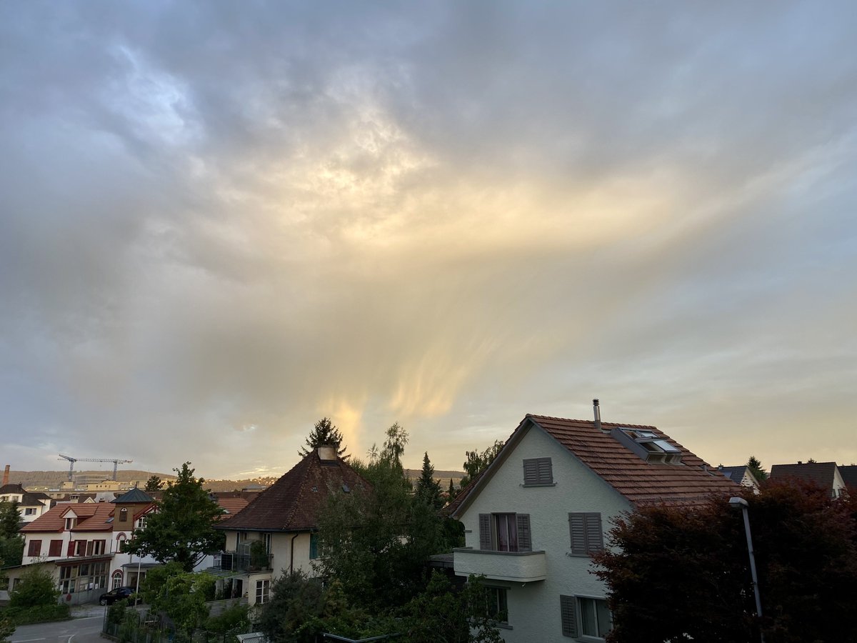 dgrutsch's tweet photo. Kein Regen, dafür schöne Morgenstimmung mit #Fallstreifen und #Mammatus @srfmeteo https://t.co/JLWVrnGZpA