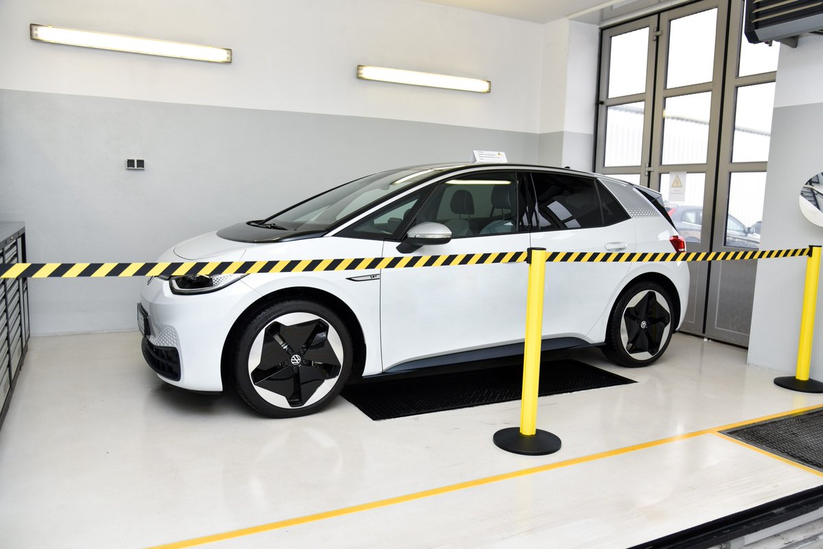 Our Beltrac Safety series protects defective electric vehicles quickly and professionally.
➡️ viaguide.com/en/products/be…

#viaguide #madeingermany #arnsberg #sauerland #beltrac #beltbarrier #beltpost #stanchion #safety #electricvehicles #electricmobility