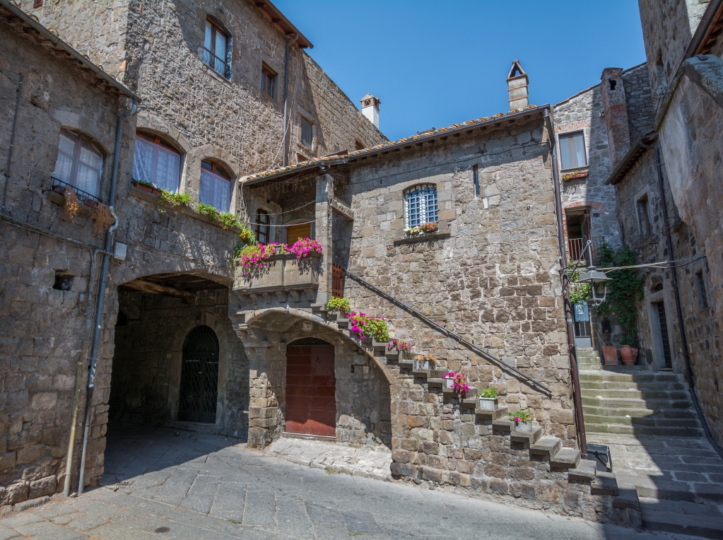 Benvenuti a #Viterbo, nel caratteristico quartiere di San Pellegrino. È il simbolo del capoluogo della #Tuscia, è il più antico di tutta la città. Vicoli, torri, piazzette e terrazze, un luogo unico che vi farà tornare indietro nel tempo. 

 #LazioEternaScoperta #LazioIsMe