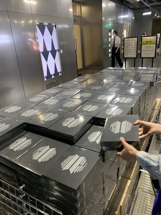 rinrin222's tweet photo. BTS proof sealed album Bulk Sell

💜7 album : 175,000won (2.5 per piece)
shipping : 10,000won
⠀
Bulk ⭕️
Not opened
All components included , unopened !!

💜opened album 7albums 35,000won
-> Random, pcs ❌

Immediate deposit only (K-account)

BTS 방탄소년단 미개봉 앨범 양도 Sell https://t.co/ywd3oBRYDb