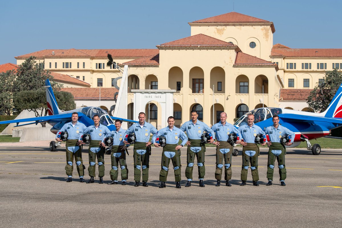 Antoine Dupont va survoler les Champs-Elysées à bord d'un Alphajet de la <a href="/PAFofficiel/">Patrouille de France</a>. 
Le meilleur joueur du monde 2021 et capitaine de l'équipe de France de rugby transmet des valeurs de combativité et d'esprit d'équipe que l'armée de l'Air et de l'Espace partage également.