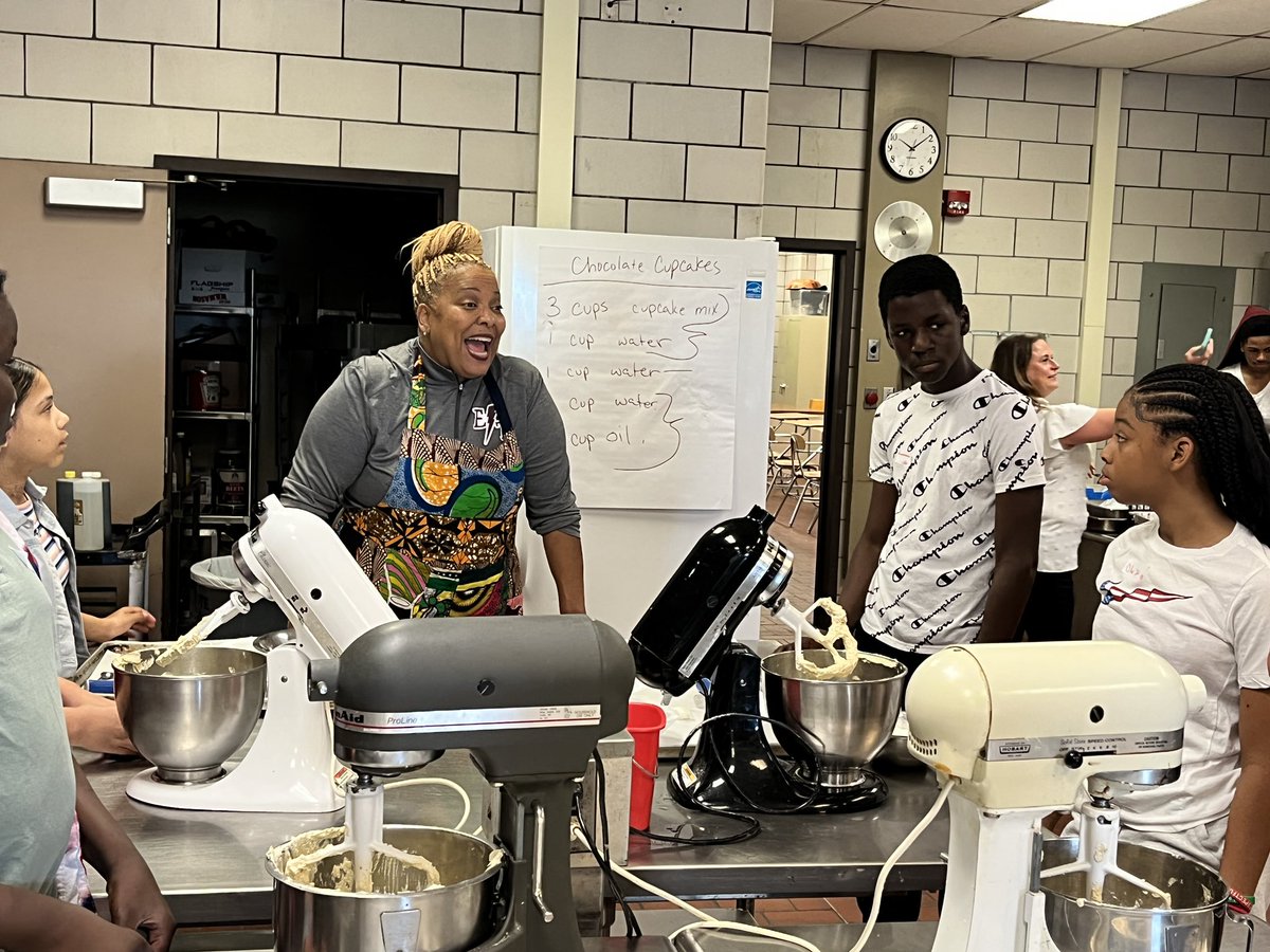 EdisonTechRCSD's tweet photo. @RCSDNYS Superintendent @LCMLessons sharing some of her secrets with the scholars during the Culinary class of the CTE Summer Enrichment program @EdisonTechRCSD! @rcsdctecamp @ChiefDemario @LaChicaLopez @jacobscott101 @Transform_EDU_ @sheldonecox @CamilleASimmons https://t.co/c8pYibGZov