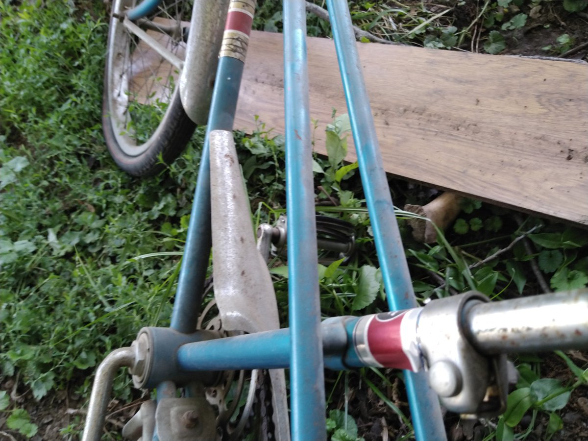 ietspace's tweet photo. Got this sick old school bicycle today absolutely free from the side of the road posted "FREE" this thing is bad ass.. 

#vintage #bicycle #free https://t.co/aD7ylYTSct