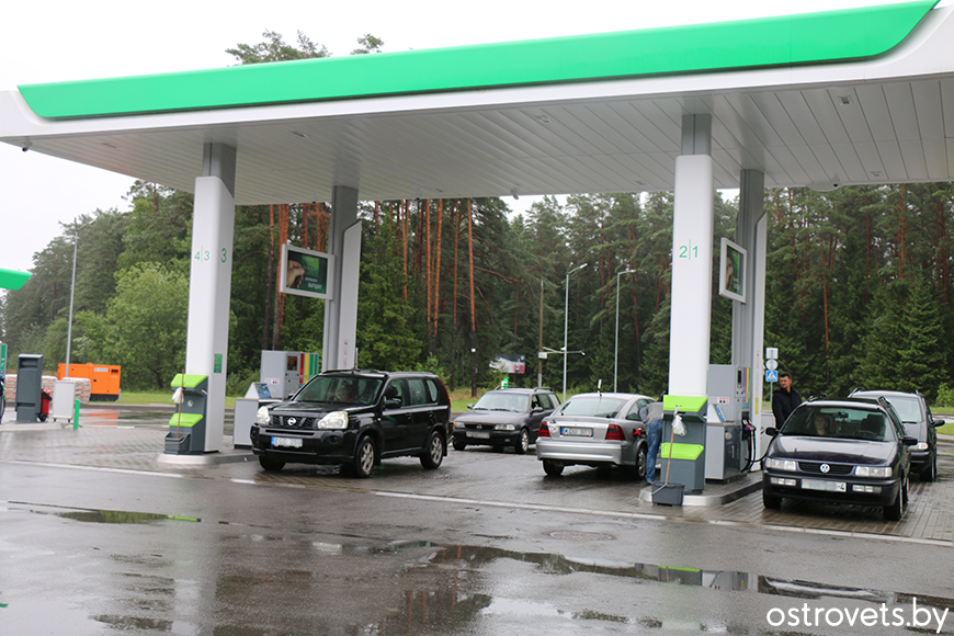 После полной заправки. АЗС заправляет машину. SOCAR АЗС Баку. Заправляются на заправке летом. Заправляются на заправке в деревне.