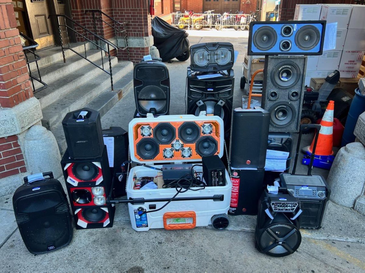 TraceySchulz's tweet photo. Crank it up! Tune in to @WhatsNewTracey @KOOPradio today, 1-2pmCT. We'll hear from comedian @ErikGriffin, the professional ultimate team @atxsol Austin Sol, and @MusicMovesMtns Music Moves Mountains Foundation!  Hear it all at 91.7FM, https://t.co/HdhH1tyRN4, &amp; @TuneIn. Thx! https://t.co/w7DVxdXM4n