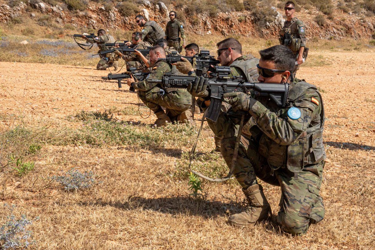 EMADmde's tweet photo. El #TrabajoEnEquipo entre aliados 🇪🇸🇫🇷 es fundamental para el éxito de la operación @UNIFIL_🇺🇳 y por eso las unidades de reserva Española🇪🇸 y Francesa🇫🇷 trabajan y entrenan juntas de forma periódica @EjercitoTierra #MOPS  Mas info 👇:
https://t.co/6lhUVjfTGt https://t.co/XaZVJy7Yw3