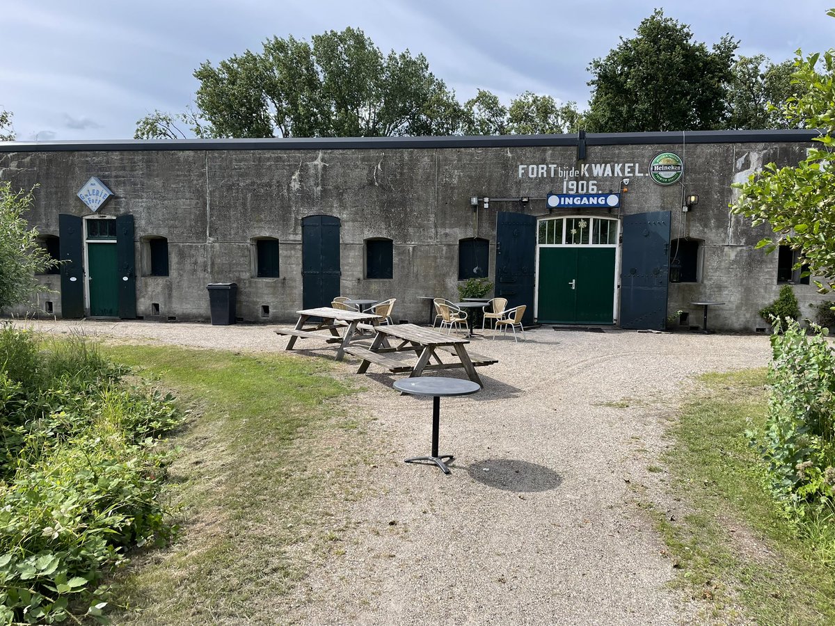 Groenehartstoc1's tweet photo. #Fort bij de #Kwakel is gebouwd in 1906 onderdeel van Stelling van Amsterdam. De omliggende gebouwen binnen het schootsveld van het fort zijn gebouwd van hout, om in oorlogstijd snel te kunnen afbreken

@nhw_Algemeen @StellingvanAms @FortenAmsterdam @waterliniesNL @GroeneHart https://t.co/dNsS4d5Cmd