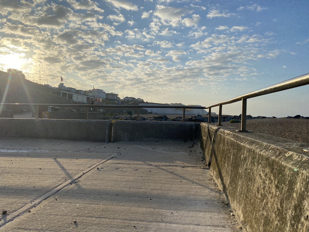 preceptormel's tweet photo. After lying awake most of the night, hot & scratching all my insect bites, got out for an early run & was rewarded with these views 🌅 #Undercliff https://t.co/o7vlql2iun