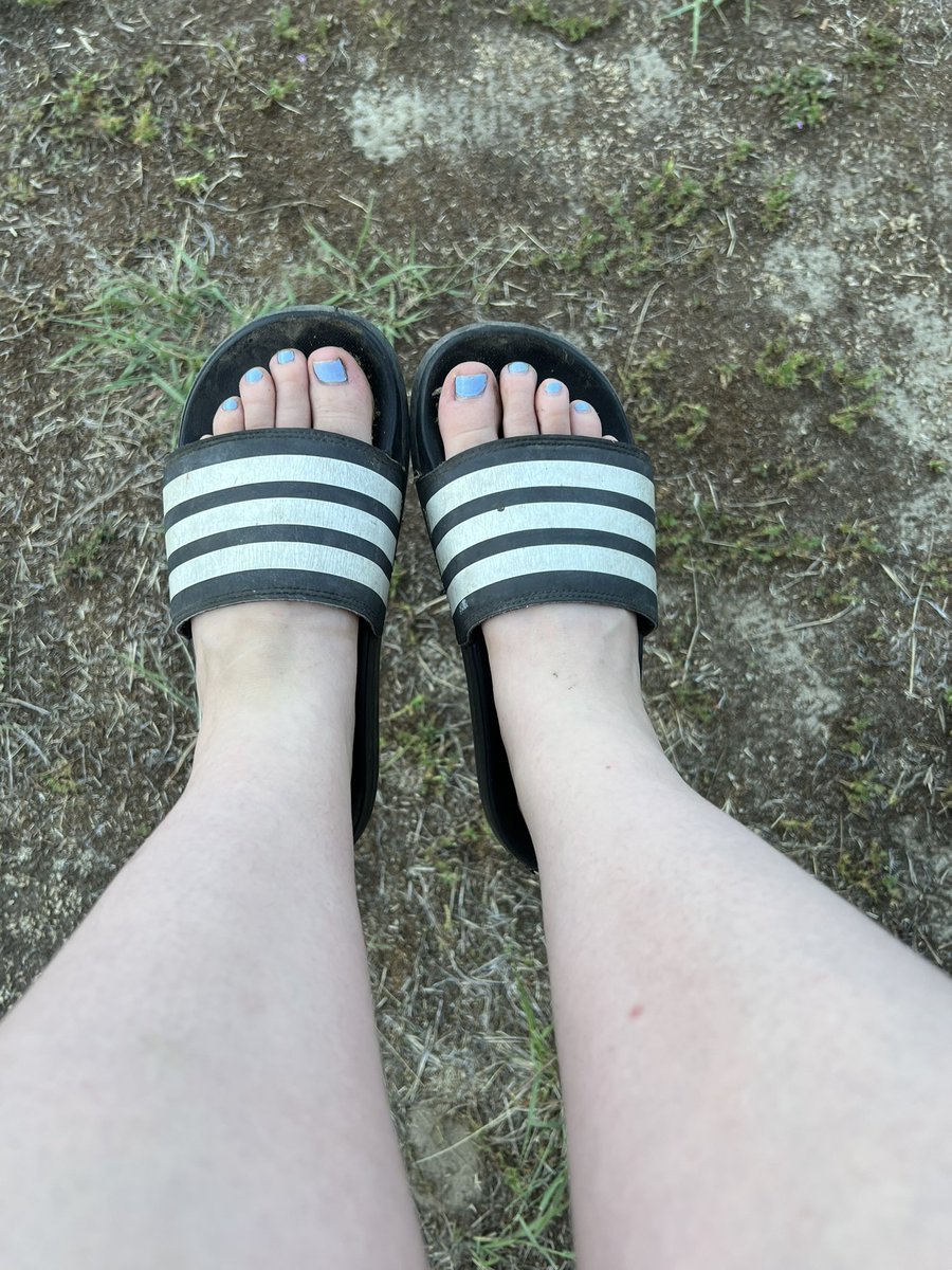 ShowMeYaFeeties's tweet photo. slidelife ✌🏻🦶🏻☀️ #summertime #feet #outdoorfeet #dirtyfeet #sellingpics #sellingcontent #buyingcontent #feetfinder #toes #soles #slides #nailpolish #dirtytoes #farmfeet #footj #footjob #FOOTFETİSH #footcuck #mybodymychoice #feetworship https://t.co/j0R60DQqtr