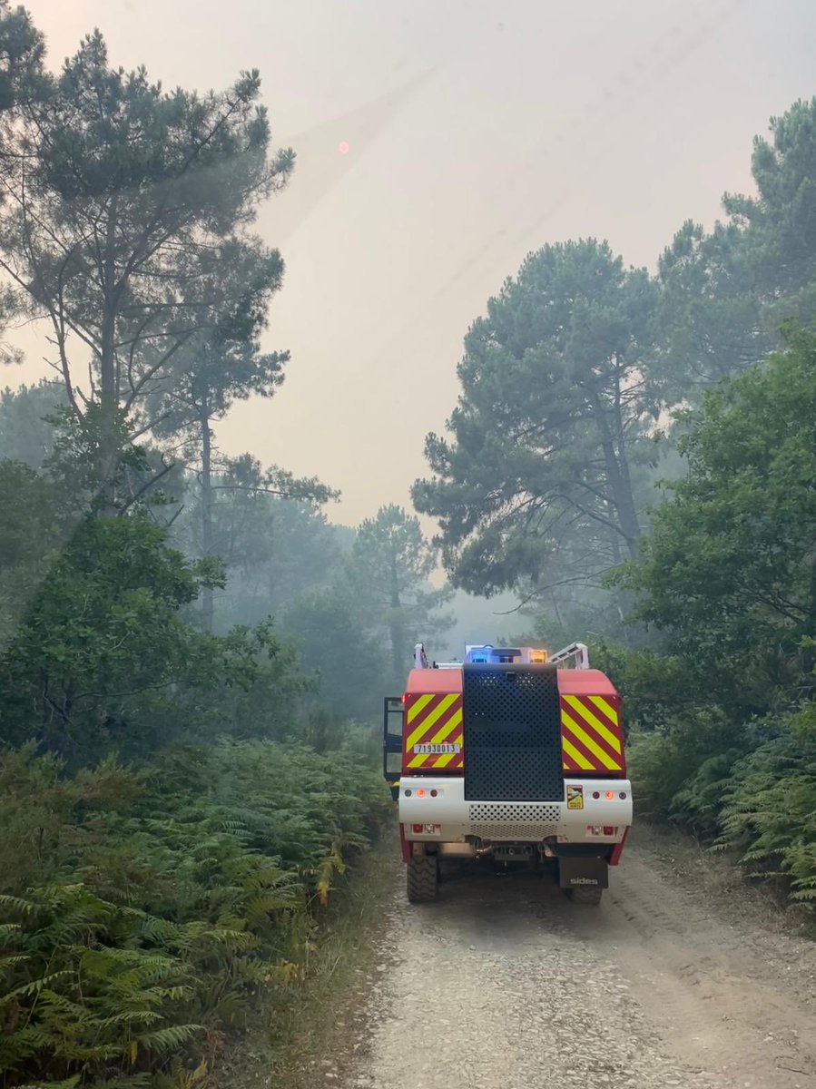 PompierAir's tweet photo. De nombreux moyens de la #BA120 de Cazaux sont engagés :
une unité #FeuDeForêt , 08 VMA 108 d’une capacité de 10000L d’eau. Y participent: des personnels de l’ESIS de Cazaux et du centre de formation des @PompierAir , le CFTSAA. 30 pompiers #militaires sur le front depuis hier https://t.co/36I2uAkdmp