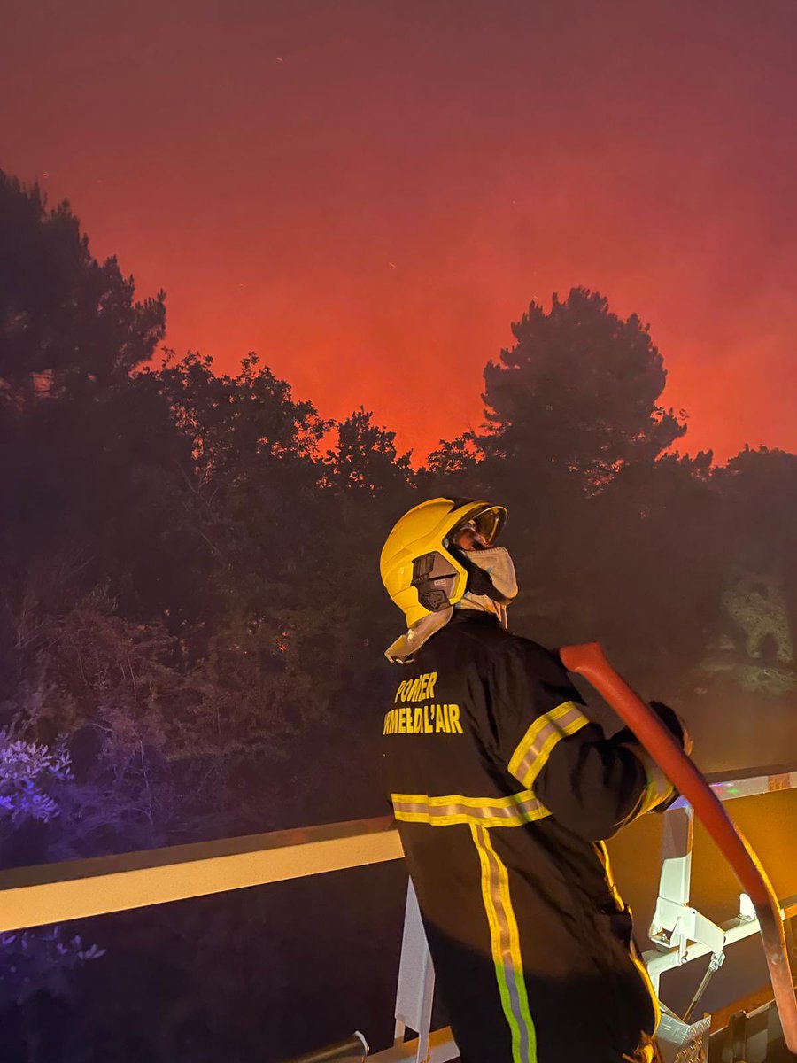 PompierAir's tweet photo. De nombreux moyens de la #BA120 de Cazaux sont engagés :
une unité #FeuDeForêt , 08 VMA 108 d’une capacité de 10000L d’eau. Y participent: des personnels de l’ESIS de Cazaux et du centre de formation des @PompierAir , le CFTSAA. 30 pompiers #militaires sur le front depuis hier https://t.co/36I2uAkdmp