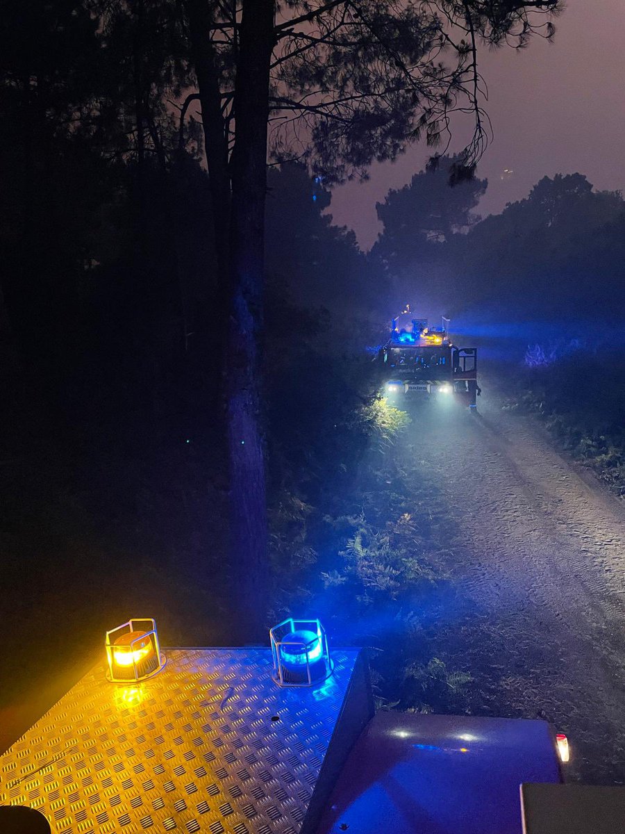 PompierAir's tweet photo. De nombreux moyens de la #BA120 de Cazaux sont engagés :
une unité #FeuDeForêt , 08 VMA 108 d’une capacité de 10000L d’eau. Y participent: des personnels de l’ESIS de Cazaux et du centre de formation des @PompierAir , le CFTSAA. 30 pompiers #militaires sur le front depuis hier https://t.co/36I2uAkdmp