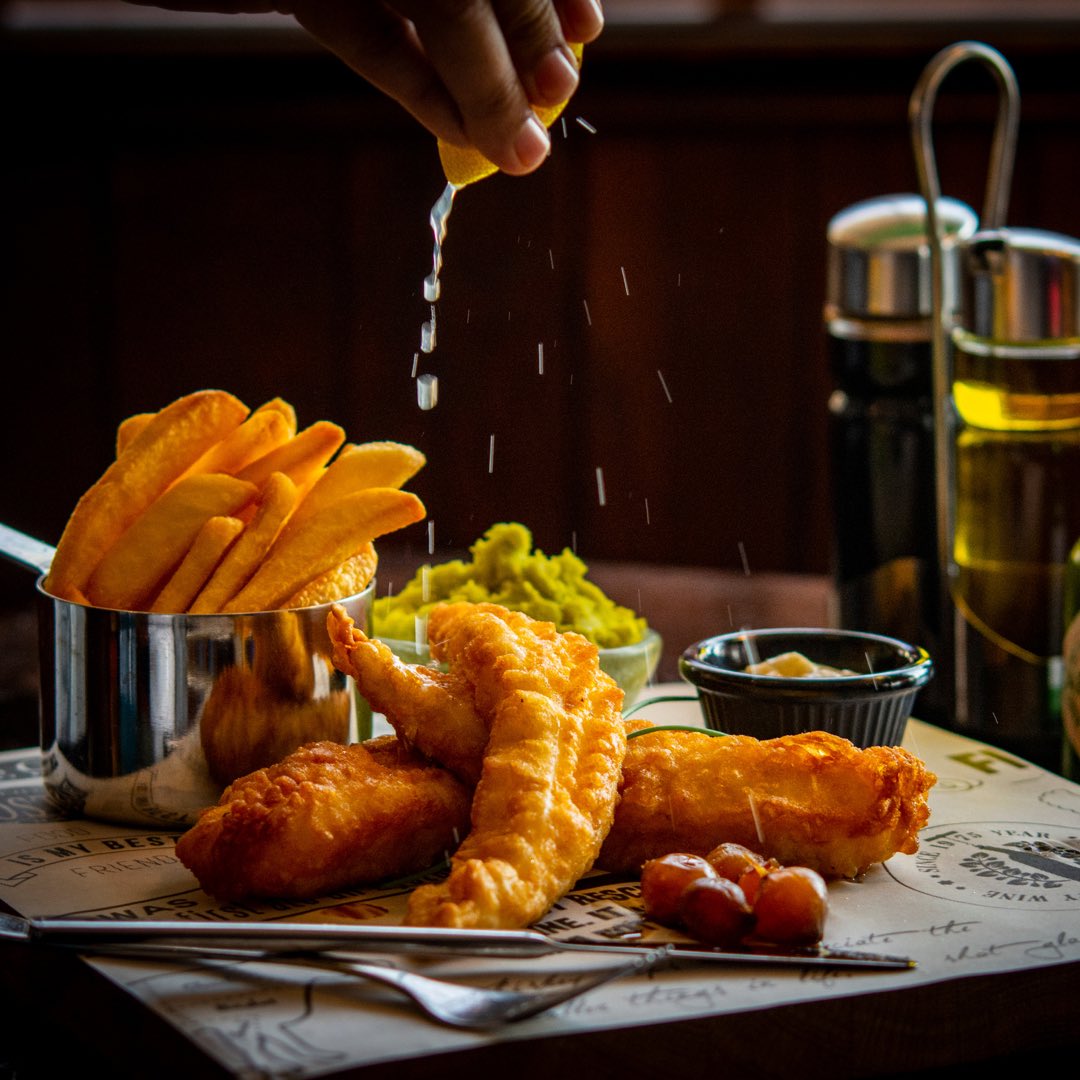 JumeiraRotana's tweet photo. The famous Fish n’ Chips at the Boston Bar and Restaurant is available during lunch for only AED 45 with starter and dessert.
☎️ 054 582 5352
#lunchtime #lunchideas #rotanaatthetable #rotanastable #getfreshwithrotana #bostonbardubai #jumeirarotana #rotanahotels https://t.co/lrqXbtB098