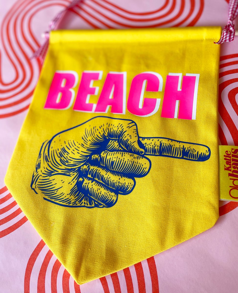 I wish I was at the beach right now - all I need is a beach hut to hang this wall banner in, some ice cream and a beer. 

Have a good Thursday and stay cool 😎
#beach #beachhut
#summertime #getaway #beachlife  #beachday #saltlife #kitchendecor #beachhouse #coast