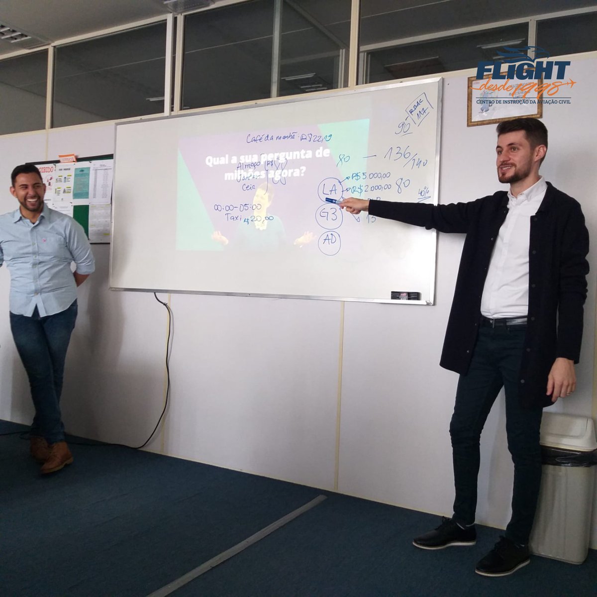 EscolaFlight's tweet photo. Dia de #tbt dessa visita que amamos! O fantástico Pedro Mello veio conversar sobre a sua trajetória com os futuros colegas (e matar a saudade). Quem mais adorou o papo? \\o/ https://t.co/xexHTQrMSy