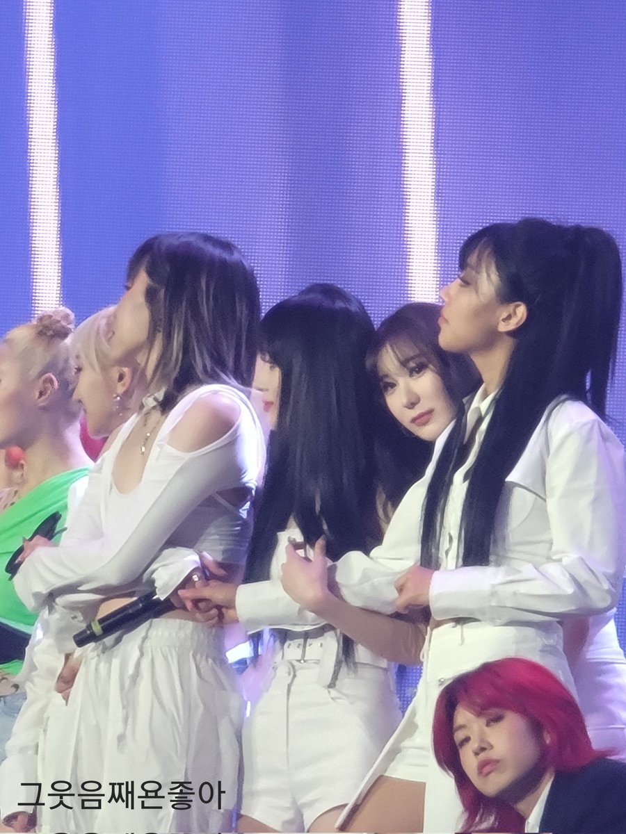 Smile_Jjaeyon's tweet photo. 7월10일 콘
부모님계신쪽을 보고나서 반쪽 하트 날리는 채연이
팬들한테 버블에서 약속한 거 지키는 채연이
빼꼼 채연이 아래쪽에 아이키님 시선강탈 장난 없음
정말 매력적이신분임
#이채연
#스우파콘서트
#SWFReunionConcert
#swf https://t.co/RHWmVut4c1