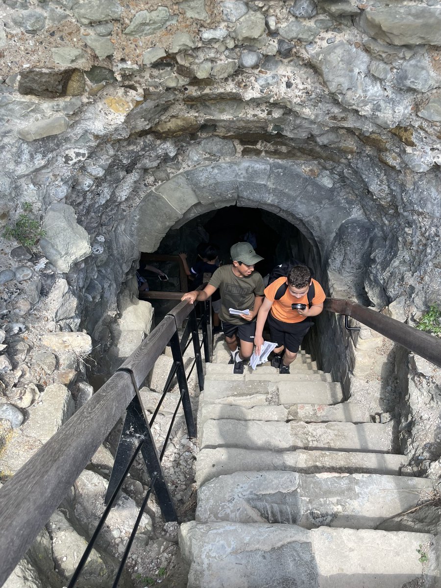 FBSteaching's tweet image. A great morning at Pevensey castle with 1/3 of year 7 this morning. The other 2/3 went to Battle Abbey and we’ll be swapping over this afternoon #enterpriseweek #normanhistory @FBS__History