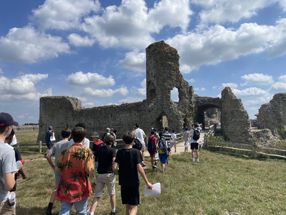 FBSteaching's tweet image. A great morning at Pevensey castle with 1/3 of year 7 this morning. The other 2/3 went to Battle Abbey and we’ll be swapping over this afternoon #enterpriseweek #normanhistory @FBS__History