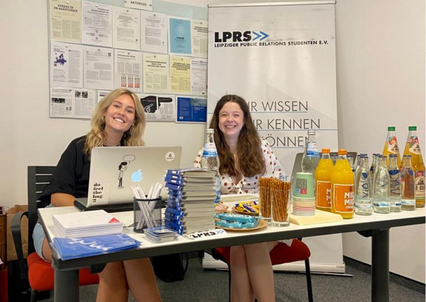 LPRS_eV's tweet photo. In diesen Tagen finden die Auswahlgespräche für den Masterstudiengang #CommunicationManagement am @ifkmw der @UniLeipzig statt. ⏩ Wir sind mit einem Stand vor Ort.
Viel Erfolg bei den Gesprächen an alle Bewerber:innen! 🤞🏼
#LPRS #UniversitätLeipzig #PRstudieren https://t.co/DV3ukXpTuQ