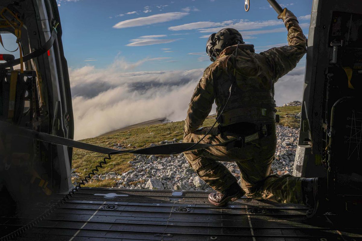 Royal Navy tweet media