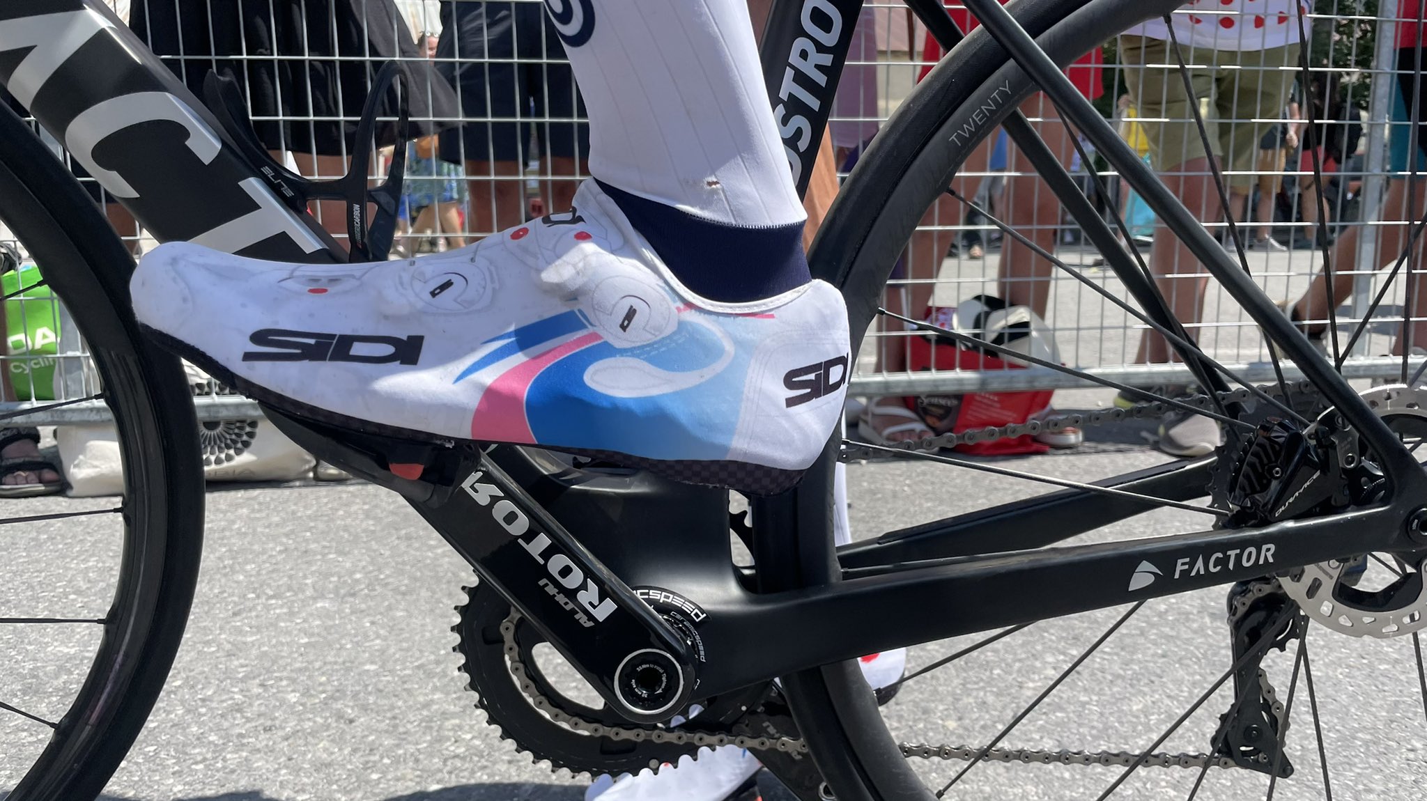 Makoto Ayano 綾野 真 フルームはたぶん契約外のシューズ履いて勝負にでるのか カバーの中は軽い シューズ モレマはパワーメーターもサイコンも無しでwahooのステッカーのみ 割り切ってる T Co t4ulurac Twitter