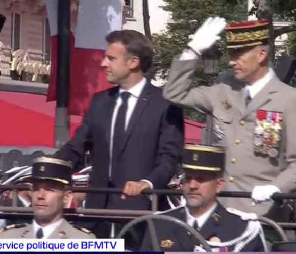 tcabarrus's tweet photo. J'avais raté cette image traditionnelle du président en #commandcar avec le chef d'ÉtatMajor https://t.co/SgOi6sNkow