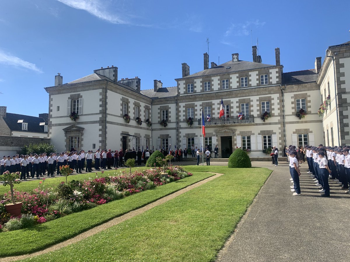 Cérémonie du 14 juillet à #Pontivy . #fetenationale 
#SNU . 
Remise de la médaille de la Reconnaissance de la #Nation à Claude Le Tohic .