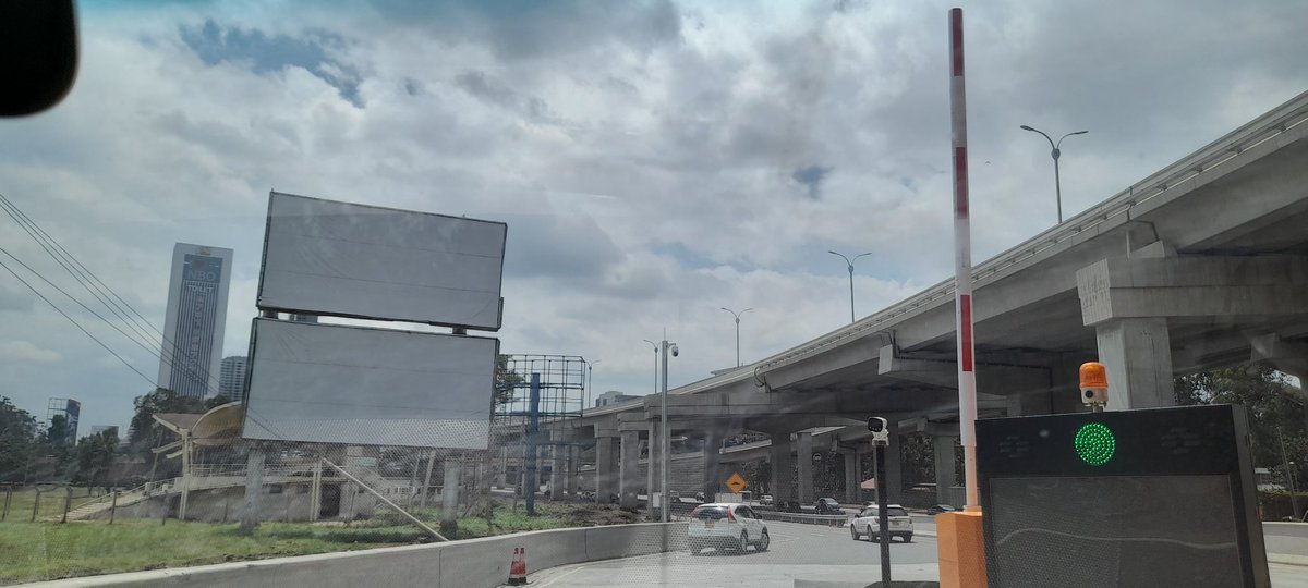 GalleryKhately's tweet photo. @Ma3Route Express way attendants open the barrier before they give you your change...don't fall for this...its a trick.🤨 https://t.co/nEyAqvf4Uh