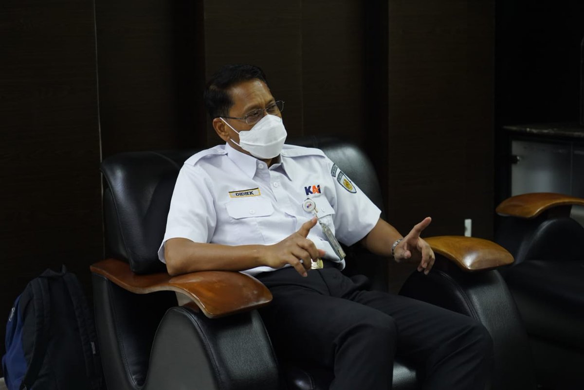 Ini saat Direktur Utama <a href="/KAI121/">Kereta Api Indonesia</a> <a href="/mas_didiek/">Didiek Hartantyo</a> mendengarkan keluhan yang kami sampaikan perihal berbagai masalah yg juga dialami pengguna KA lainnya melalui balasan yg masuk ke twit saya. KAI sangat terbuka dgn kritik dan saran, serta terus bebenah diri untuk memberikan yg terbaik.