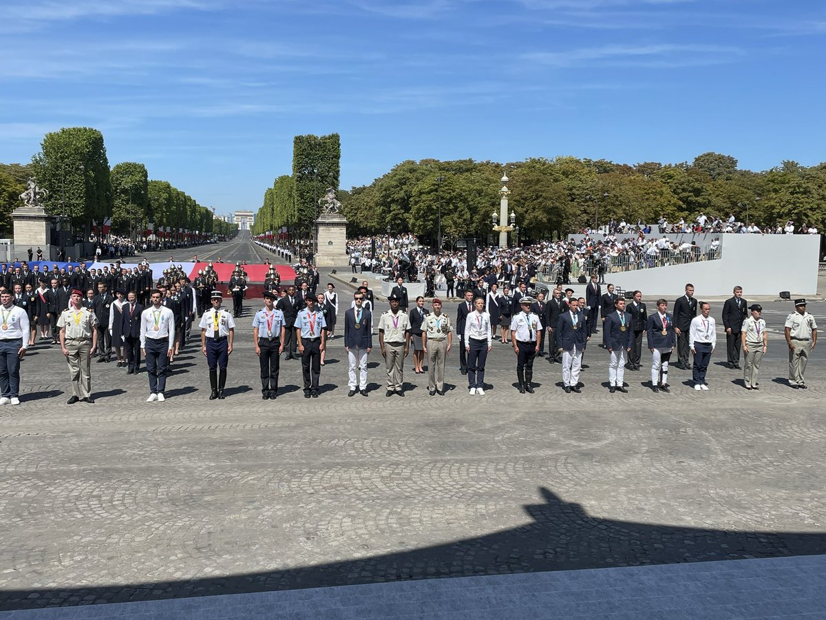 Très émue par ce défilé du #14juillet : pour la 1ère fois, des médaillés olympiques et paralympiques mis à l’honneur aux côtés de grands athlètes militaires et le slogan « Partager la flamme », pour célébrer celle de la Nation mais aussi l’esprit des Jeux et l’excellence sportive