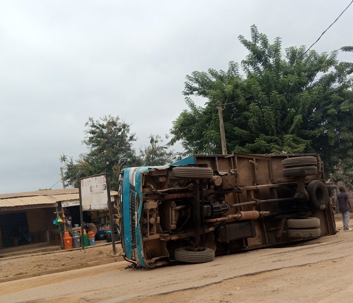 InsideOsogbo's tweet image. This happened somewhere INSIDE ÒṢOGBO not long ago. We are grateful to God that no life was lost in the process.

Wherever you are, please ensure to stay safe and vigilant.

Good afternoon. 🤝🤝🤝

#InsideOsogbo