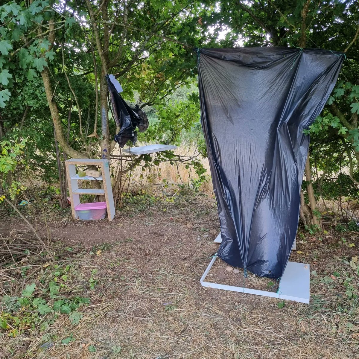 Litterwatch1's tweet image. On our #litterpicks we often find weird &amp;amp; wonderful things, today was no exception.  Whilst, in Friar Park we found a little den. We left it undisturbed, so that the owners can contine to enjoy playing in #nature #notechnologyneeded  #playoutdoors @SercoESUK @sandwellcouncil