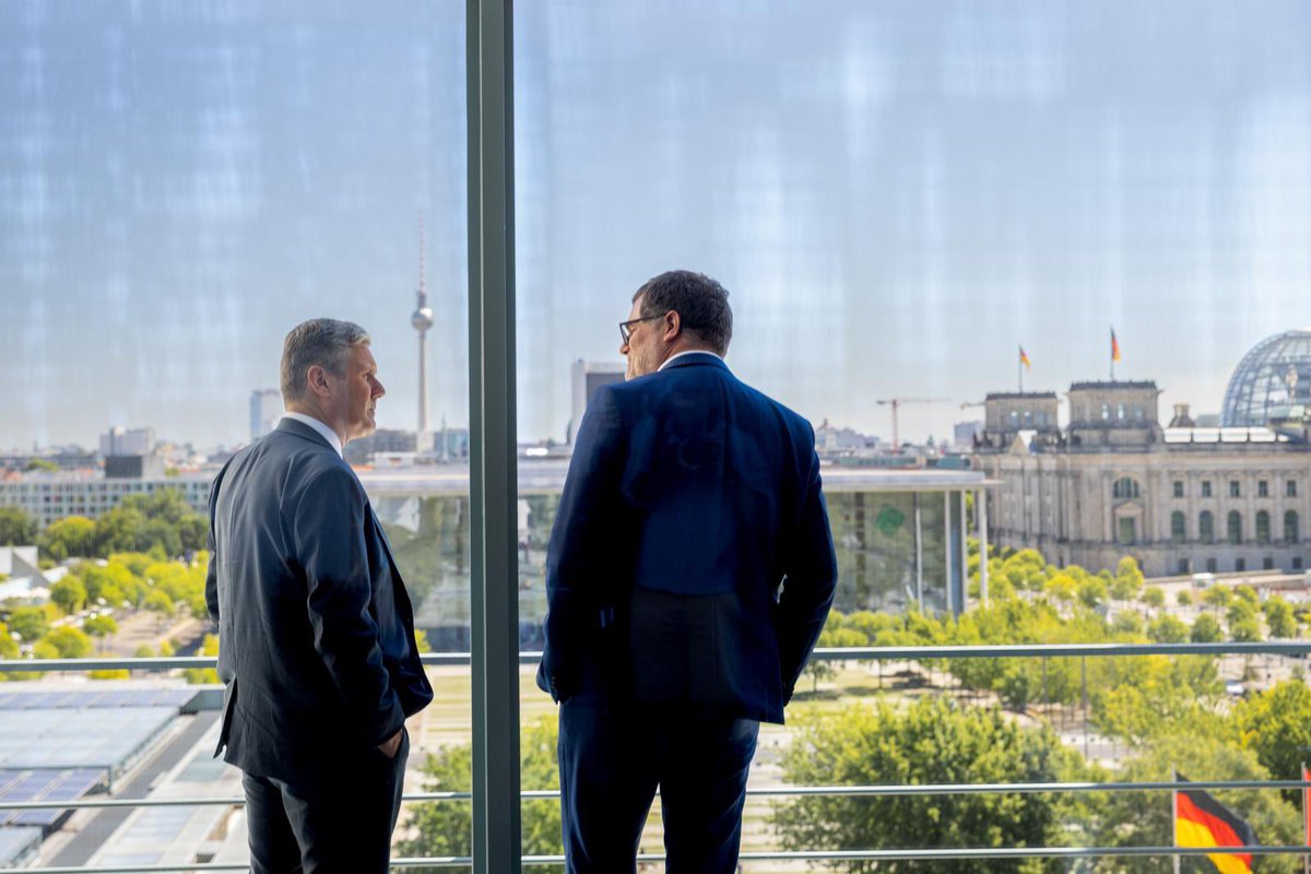 Keir_Starmer's tweet image. Tory leadership hopefuls are making uncosted spending announcements and pledges that will isolate Britain. 

Today, in Germany, I’m setting out how Labour will work with our European allies to stimulate growth and encourage green investment. 

Labour is ready for government.