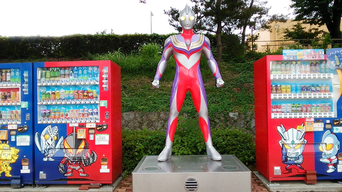 honme221's tweet photo. 昨日立ち寄ったSAで、つい撮ってしまった…。
これは誰？←分かってない。
#ウルトラマン https://t.co/iPzXlZuLO9