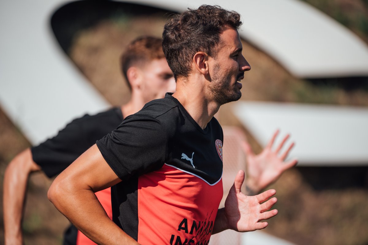 alexlunafut's tweet photo. 17/18 Llega. Mete 21 goles.
18/19 Descenso y promete traernos de vuelta. 20 g.
19/20 Primera hostia. 31 g.
20/21 Segunda hostia y vuelve a apostar por nosotros. 10 g.
21/22 Ascenso haciendo historia. 24 g.
22/23 Ahí lo tenéis. Se llama Cristhian Stuani y se la pela.

ÚNICO.🇺🇾 https://t.co/seZhbGjOg7