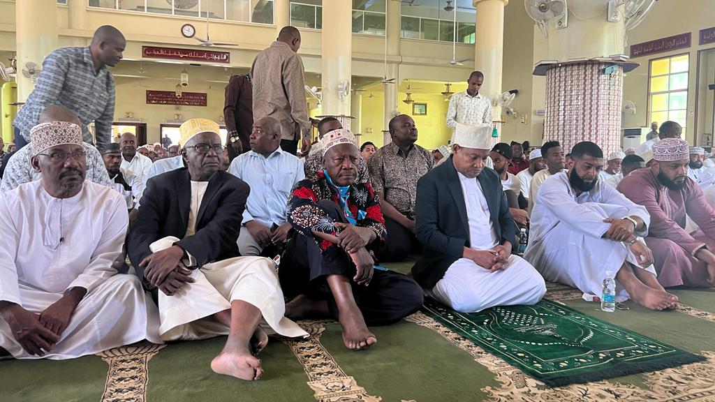 Baadhi ya Viongozi wakimsomea Marehemu dua katika Msikiti wa Othman  Maaalim kabla ya Sala ya Maiti kuanza kusaliwa.