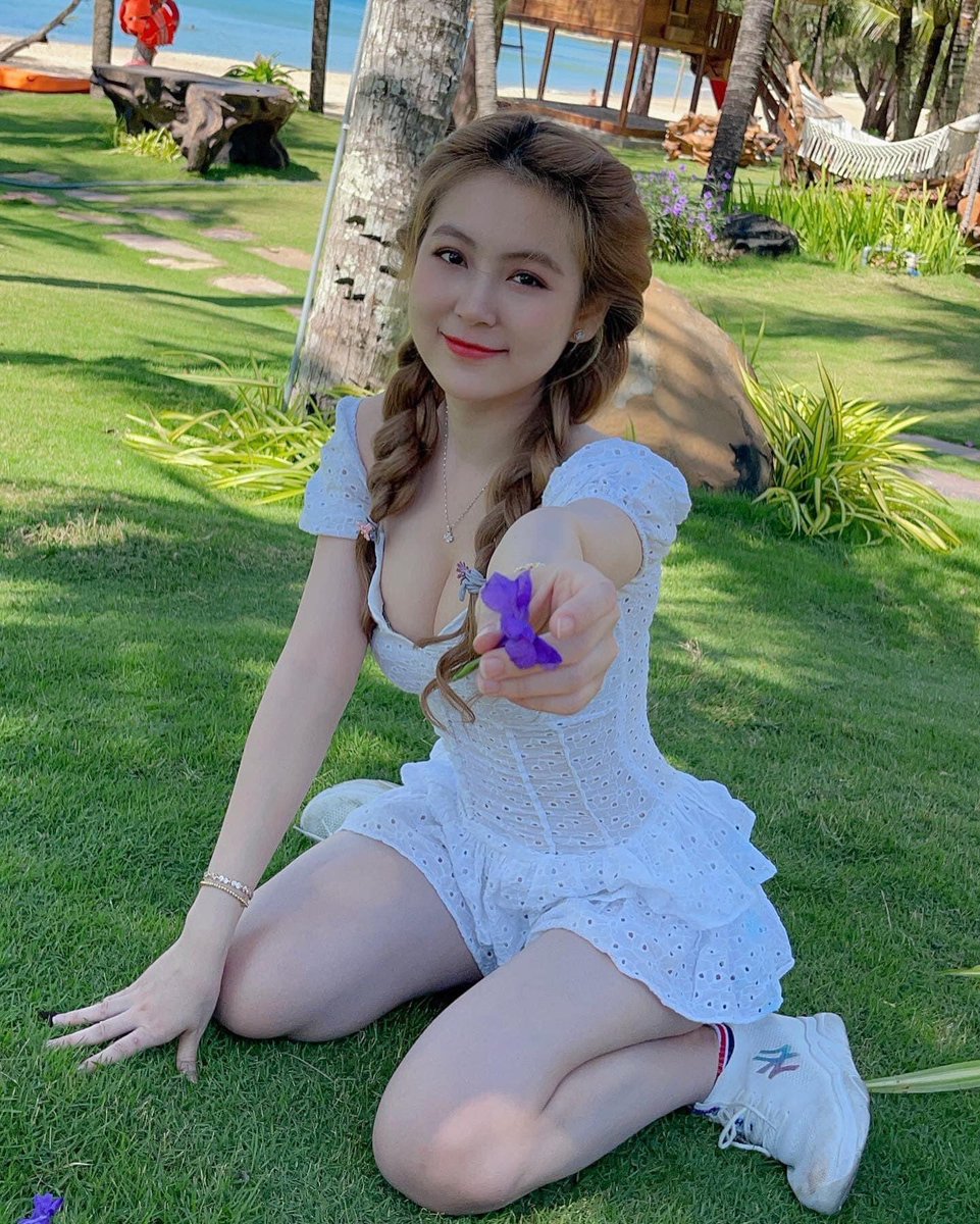 ccsbreal's tweet photo. Cô bé bán diêm 💦💦💋 #trantran #chichcashowbiz Trân Trần https://t.co/t7LbvsEWxG