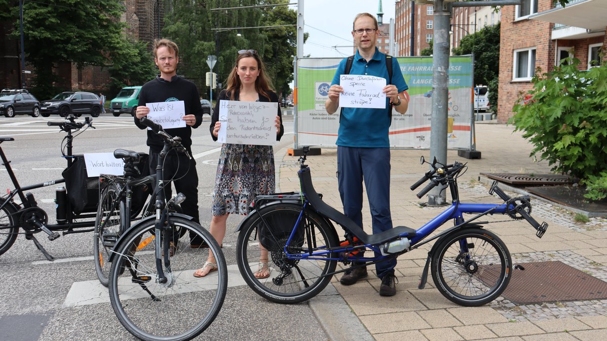Die Stadt Rostock hat heute bekanntgegeben, dass die Durchfahrtsperre in der Langen Straße, die die Straße vom Durchgangsverkehr befreit, doch nicht kommt. Wir sagen: Ohne Durchfahrtsperre ist das keine wirksame Fahrradstraße!
#mdrza #nennmichnichtfahrradstadt #Autokorrektur