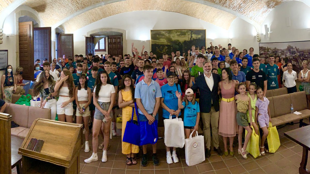 Emoción, respeto y orgullo puede sentir cualquiera que sea consciente de la salud deportiva que goza nuestra ciudad. 
Clubes, deportis@s, familias y patrocinadores hacen posible tanta calidad. 
Felicidades a tod@s! 
Una temporada fantástica! 
<a href="/Ayto_Plasencia/">Ayto. de Plasencia</a>