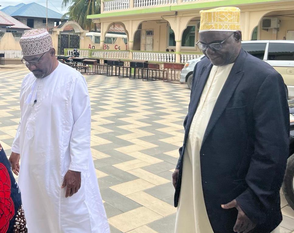 Mhe. Katibu Mkuu wa chama cha Wananchi CUF akiwa pamoja na Mwenyekiti wa chama cha ACT katika msikiti wa Othman Maalim. Kwa nia ya kumuombea dua Marhuum Bi Khadija Makontena. Allah ampe kauli thabiti na amsamehe dhambi zake na amuondoshee adhabu za kabri.