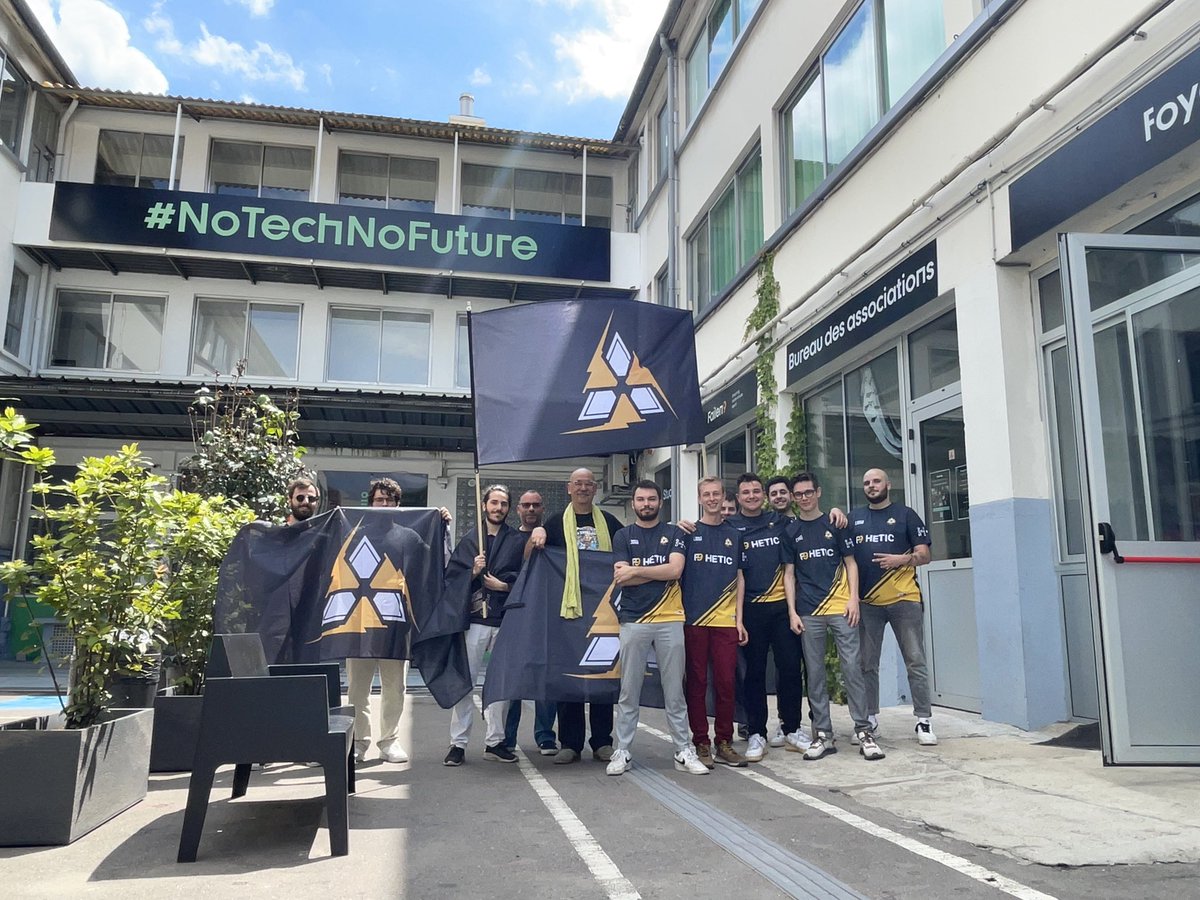 F9EICAR's tweet photo. Mode business, quand on signe nos contrats
VS
Mode esport, quand on supporte nos joueurs 

#WeAreF9 https://t.co/CB6Y492XjR