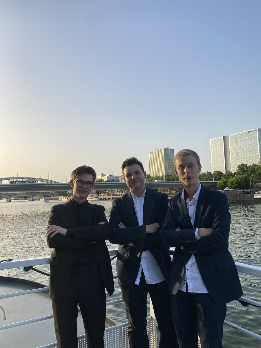 F9EICAR's tweet photo. Mode business, quand on signe nos contrats
VS
Mode esport, quand on supporte nos joueurs 

#WeAreF9 https://t.co/CB6Y492XjR