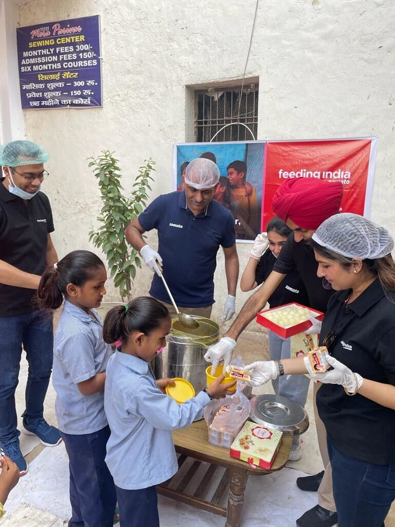 FeedingIndia's tweet photo. Zomato turned 14 & we celebrated with great enthusiasm & gratitude. #14andcounting
150+ Zomans came together to serve meals to over 5,000 kids in 10 locations across India.
Thank you to everyone who participated in the food donation drive & made it so special. ❤️ #FeedingIndia https://t.co/k19v4G2FGs