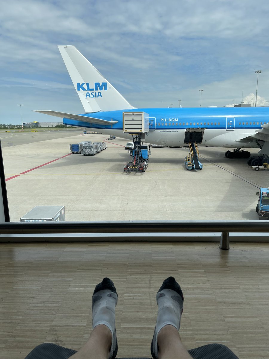 bartvankuik's tweet image. Compliment voor alle beveiligers, douane, begeleiders, waterbrengers, personeel luchtvaartmaatschappijen die met een glimlach de wachtende reizigers verder langs de rijen begeleiden. Het lijkt lang, echter ondanks de drukte binnen 21/2 uur van stationshal @Schiphol naar gate.